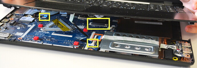 Laptop-oeffnen_t01p05_Kabel-3x